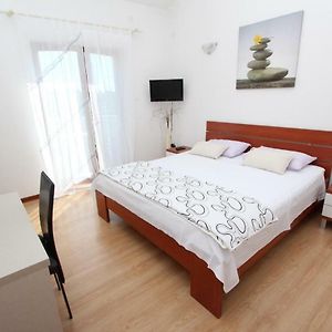 Rooms And Apartment Luana
